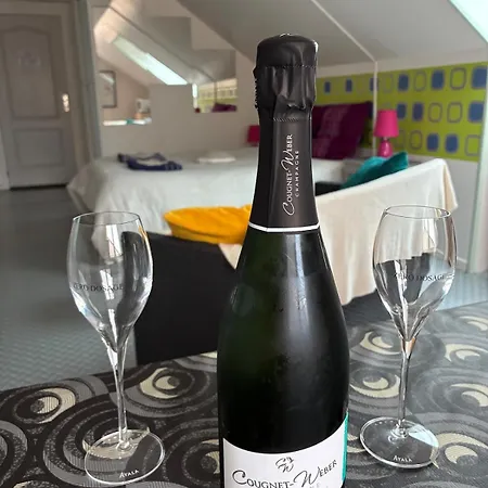 Oda ve Kahvaltı Evasion En Champagne A Ay Le Marivalent Acces Independant 3*